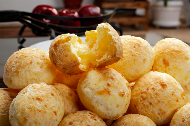 Vários mini pães de queijo em cima de um prato