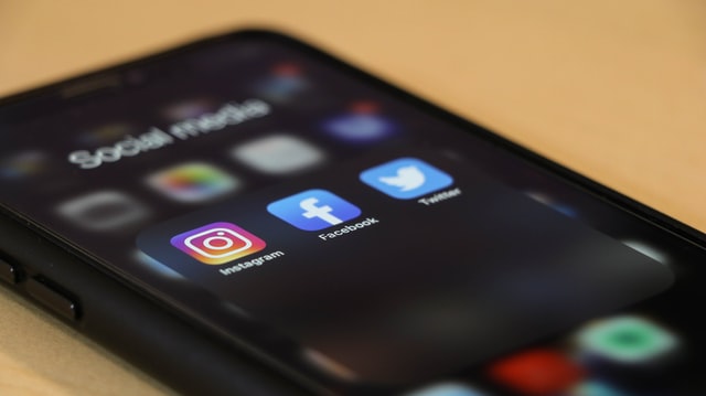 Celular com aplicativos de redes sociais.