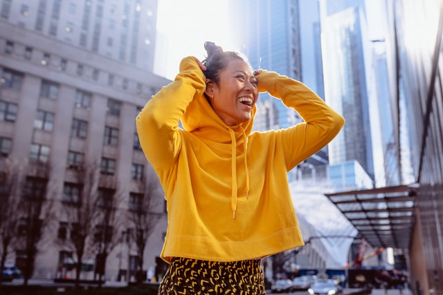 Mulher asiática com expressão sorridente.