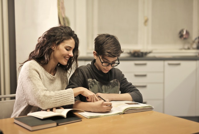 Irmãos estudando juntos