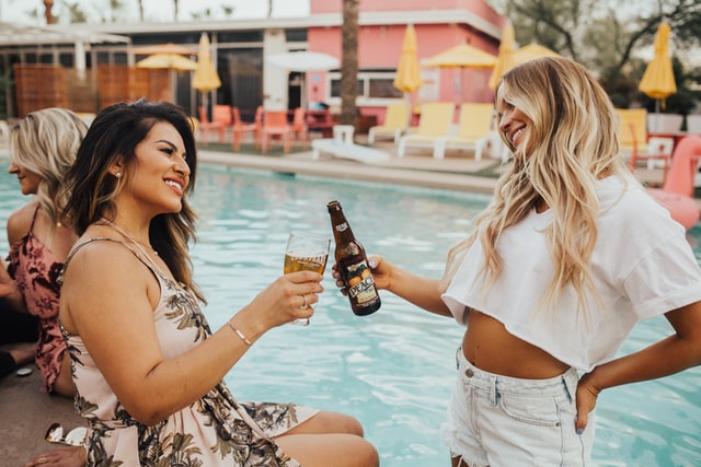 Mulheres brindando bebidas.