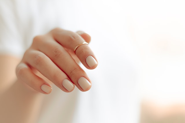 Unhas de mulher branca.