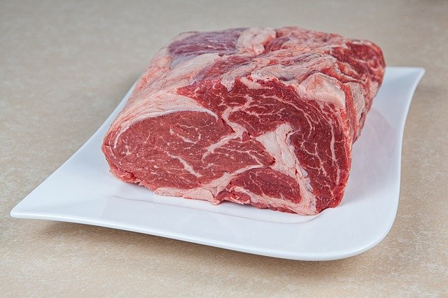 Carne crua no prato.