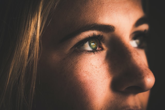 Olhos verdes de mulher branca.