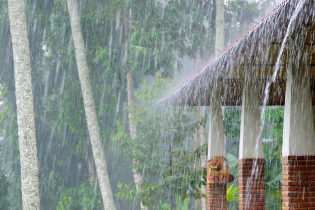 Chuva forte caindo na telha de uma casa