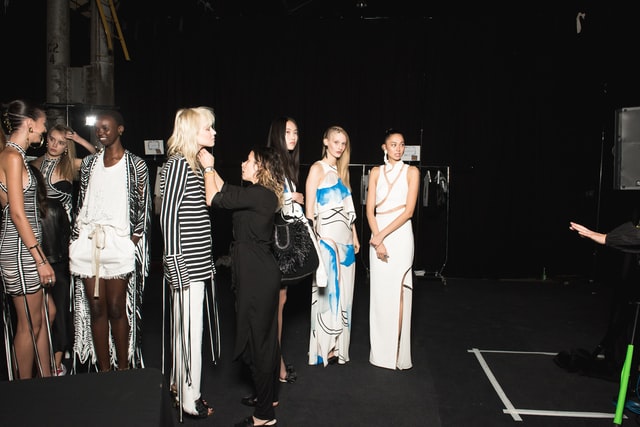 Pessoas num desfile de moda.