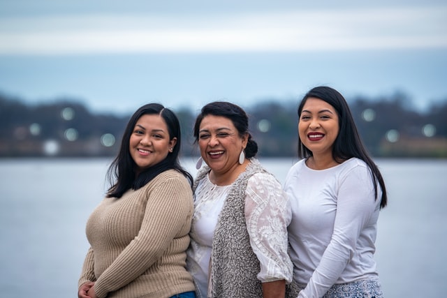 Mulheres com expressões sorridentes.