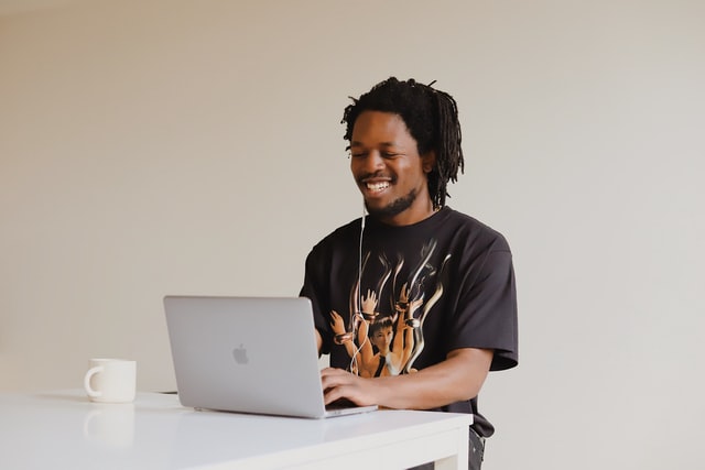 Homem negro usando notebook.