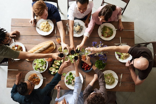 Família fazendo um brinde à mesa de jantar.