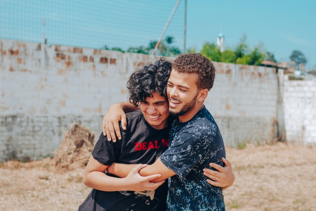 Jovens se abraçando.
