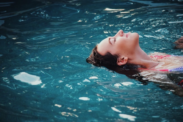 Mulher branca numa piscina.