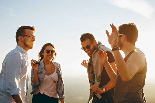 Homens e mulheres brancos dançando durante o dia.