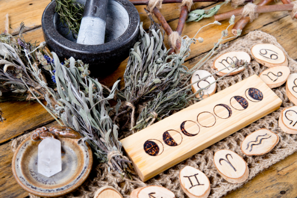 Mesa com runas, pedras e folhas