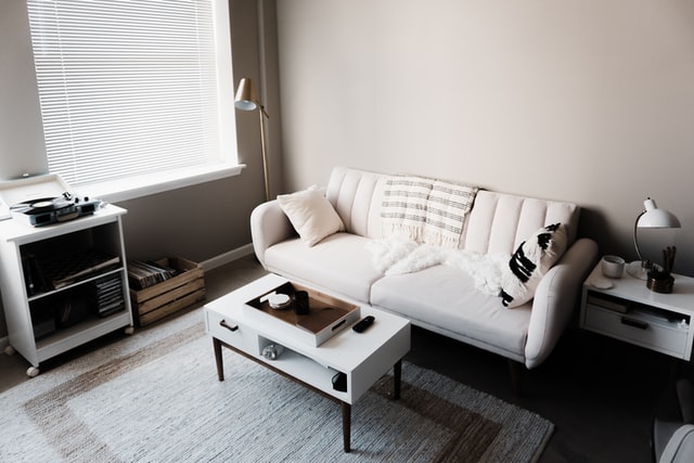 Sala em tons cinza, branco e preto.