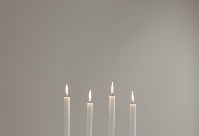 Velas brancas.