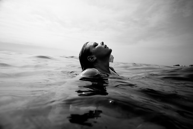 Mulher branca no mar.