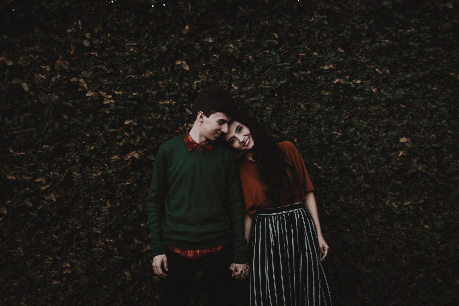 Casal em um jardim de mãos dadas