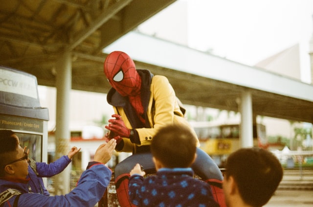 Homem vestido de homem-aranha.