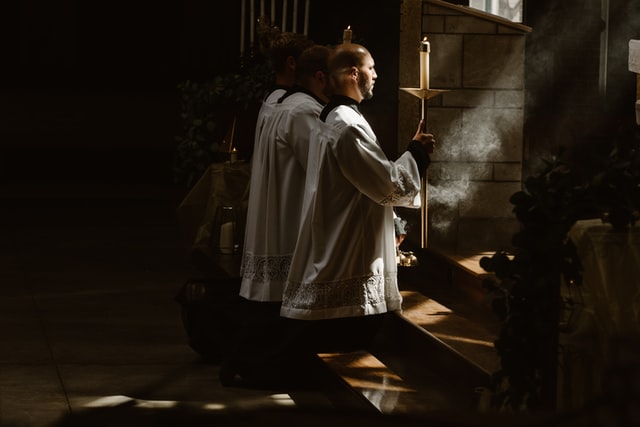 Pessoas numa igreja.