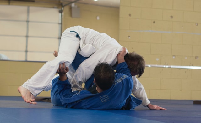 Homens lutando Jiu Jitsu.