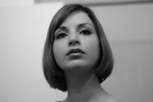 Mulher branca com expressão séria.