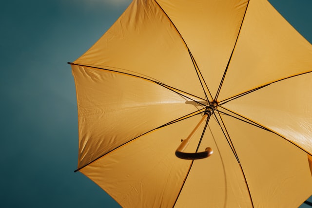 Guarda-chuva amarelo.