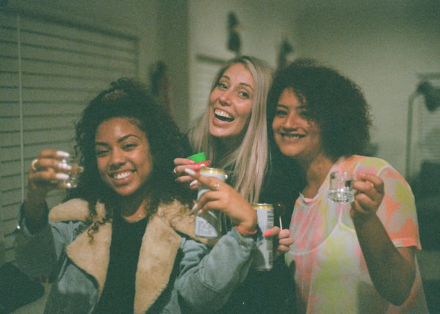 Mulheres segurando bebidas.
