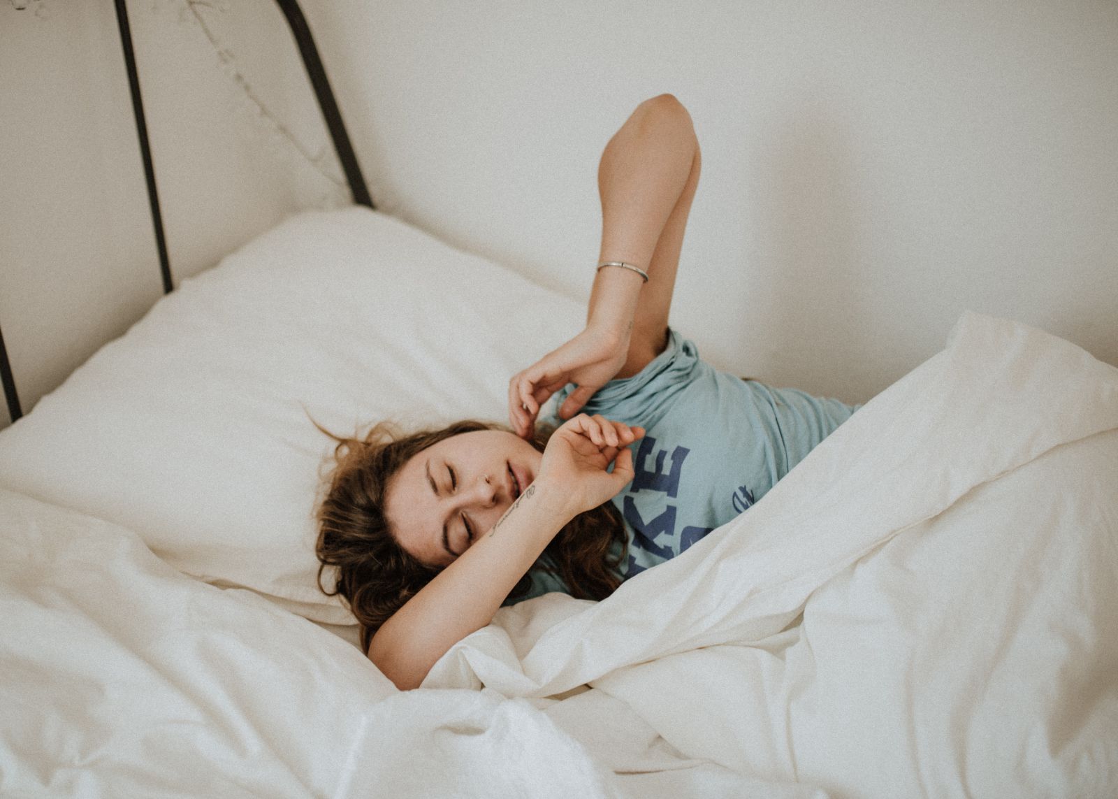 Mulher deitada na cama dormindo