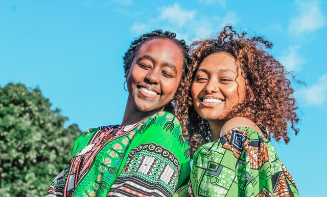 Mulheres negras sorrindo.