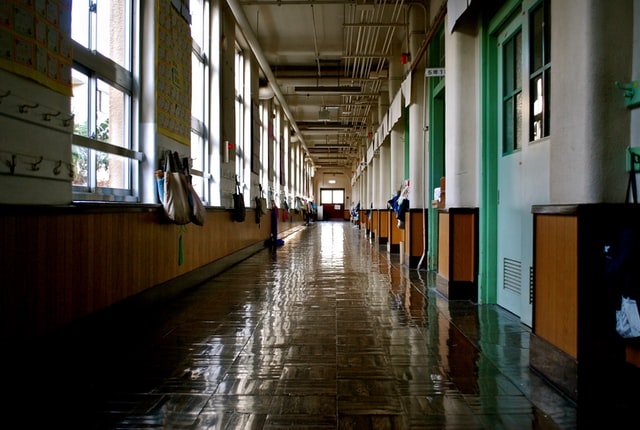 Corredor escolar vazio.