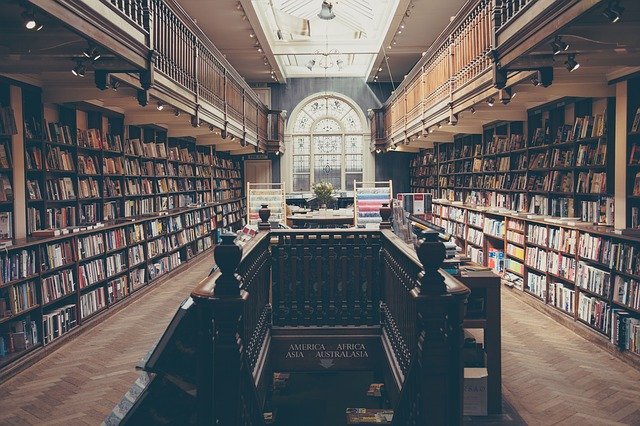 Biblioteca de escola antiga.