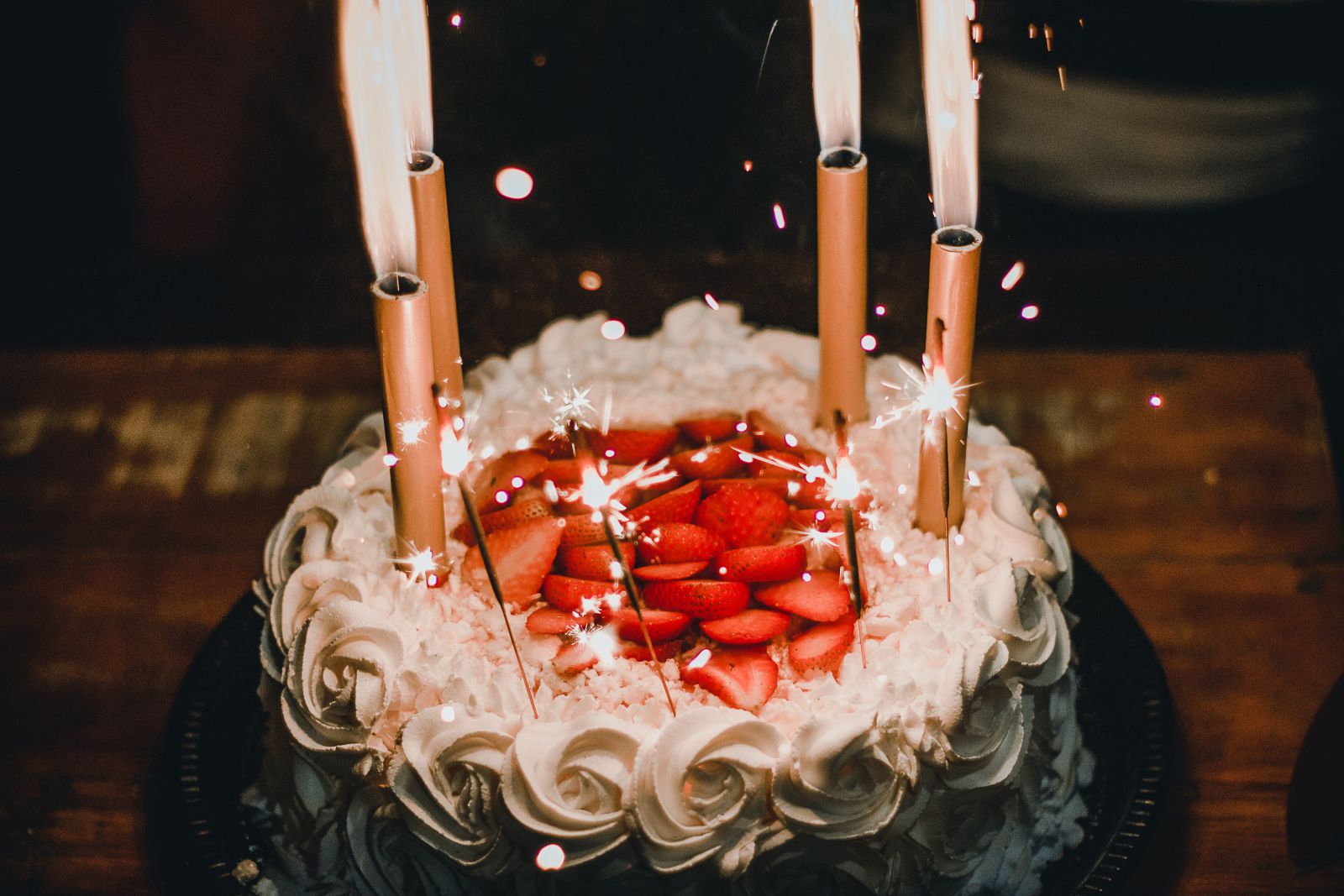 Bolo de aniversário com suas velas acesas.