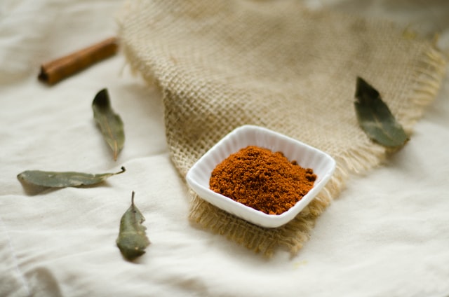Pote branco com canela em pó.