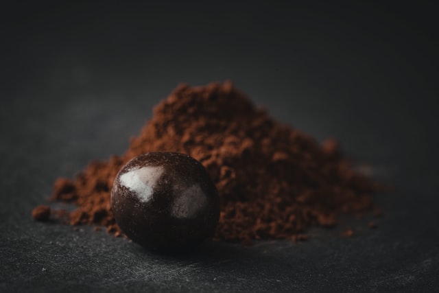 Chocolate em pó numa mesa grafite.