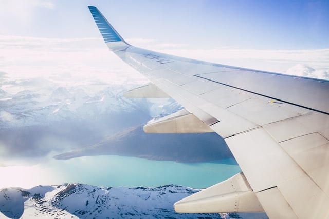 Vista da janela de avião no céu.