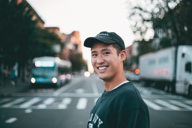 Homem sorrindo de boné.