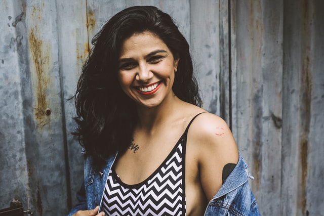Mulher branca sorrindo.