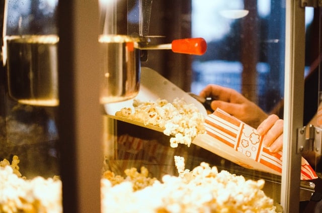 Pipoca estourando em pipoqueira de cinema