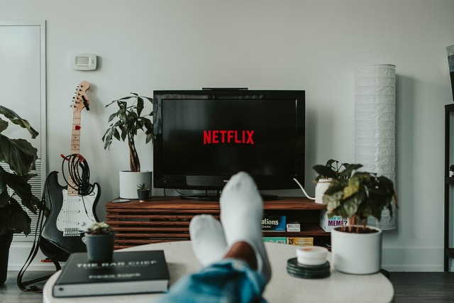 Pessoa assistindo a Netflix numa televisão.