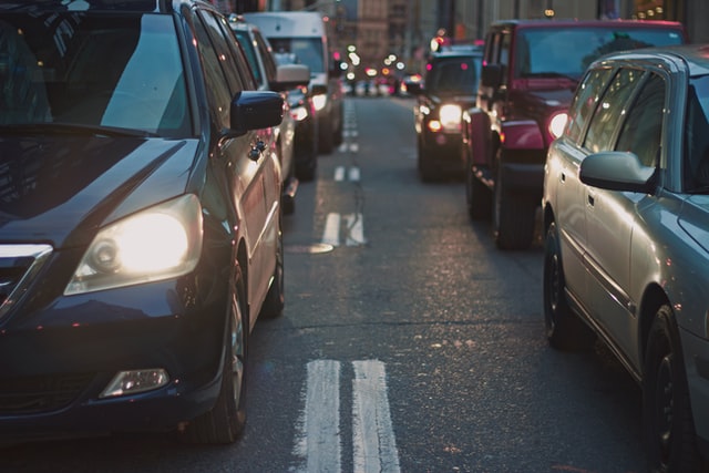 Rua com carros parados no tráfego