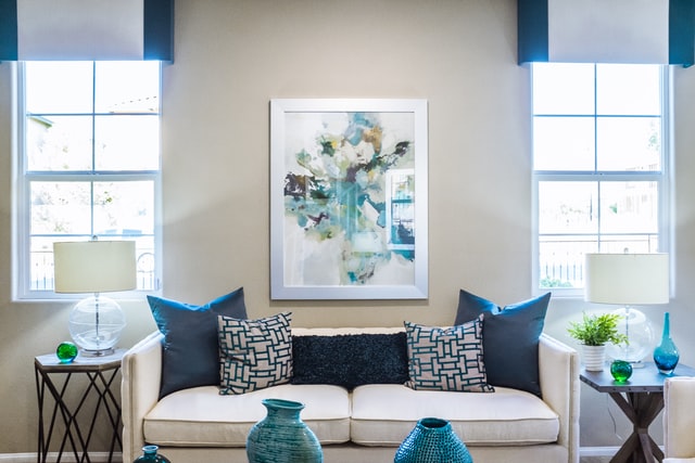 Sala de estar com elementos e decorações azuis.