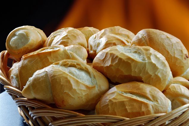 Pães franceses em um cesto.