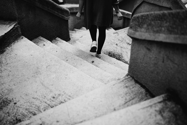 Mulher descendo escadas.