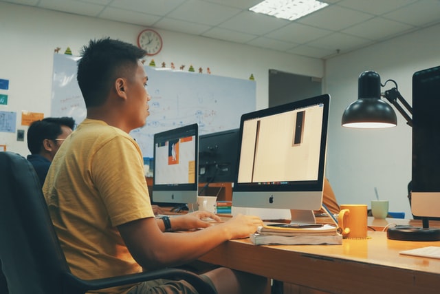 Homem asiático usando computador.