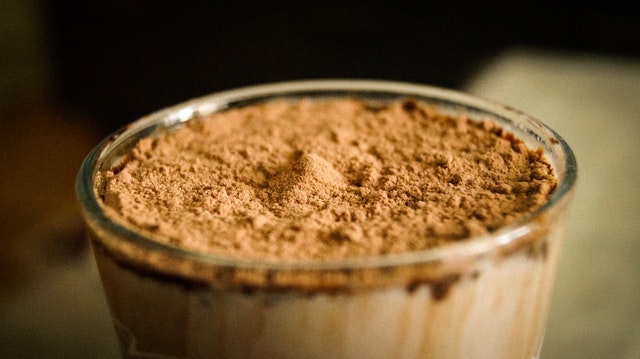 Chocolate em pó no copo.