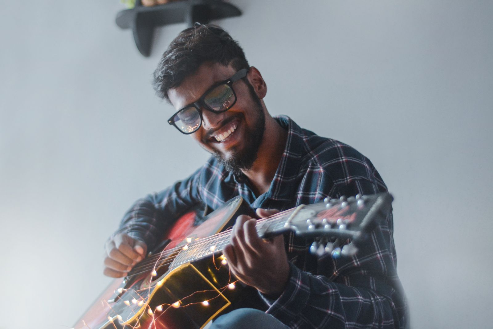 Homem tocando violão