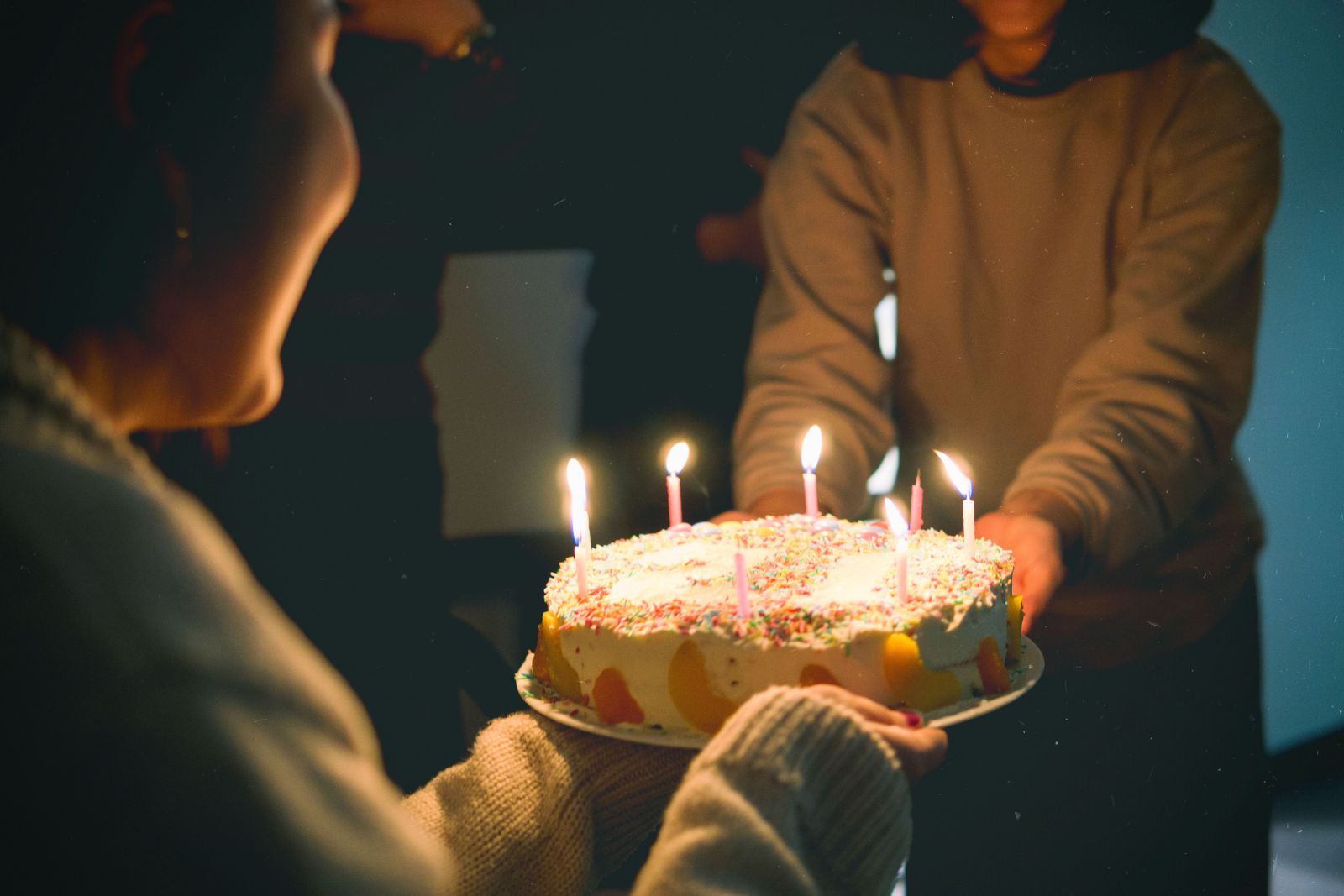 Pessoa segurando bolo de aniversário
