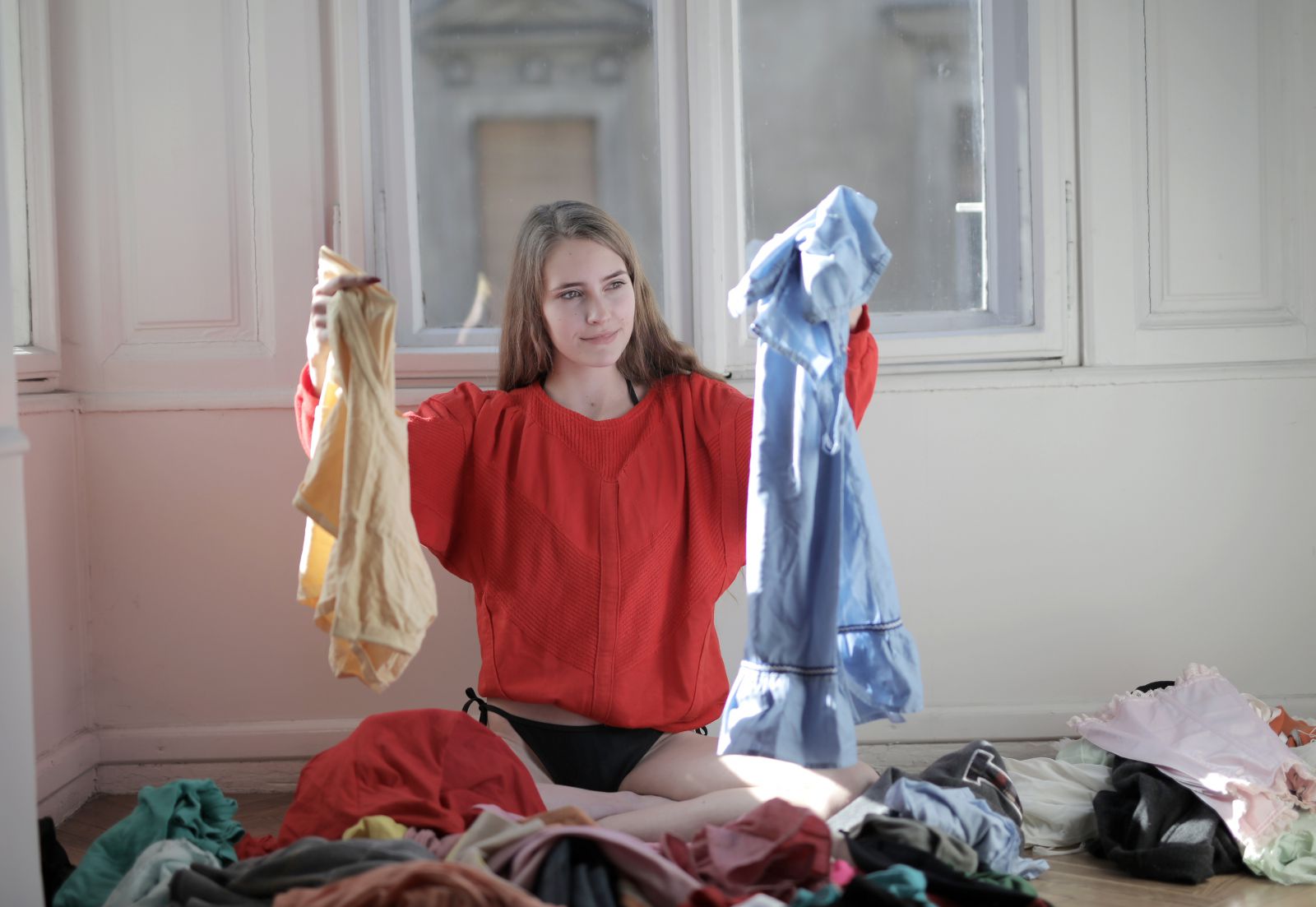 Mulher segurando roupas