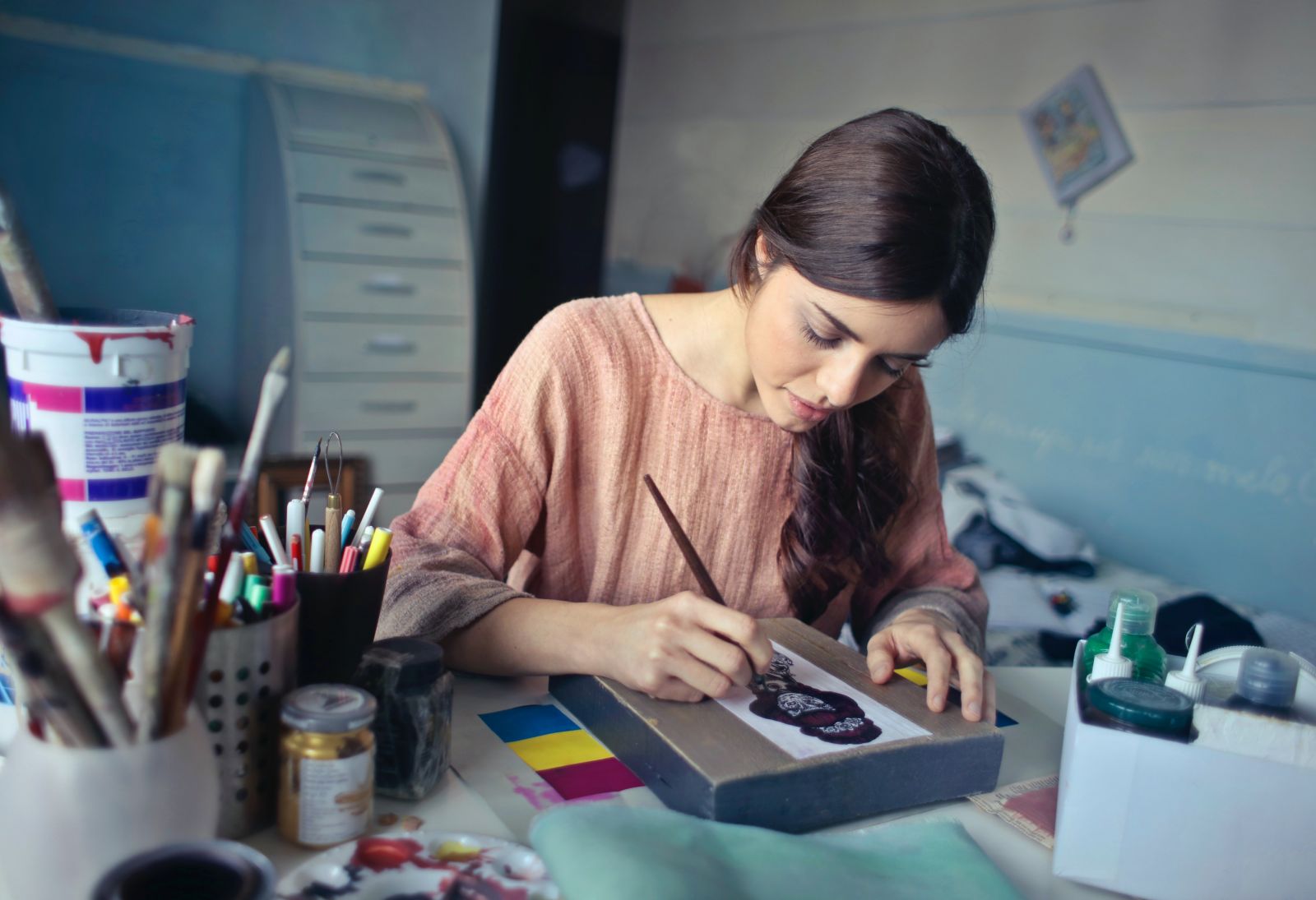 Mulher pintando em um papel