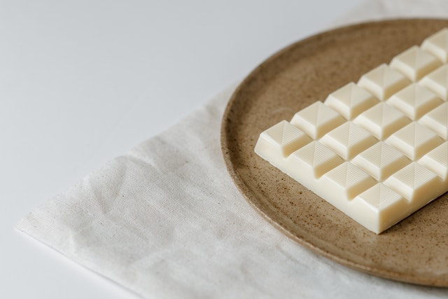 Chocolate branco em cima de um utensílio redondo